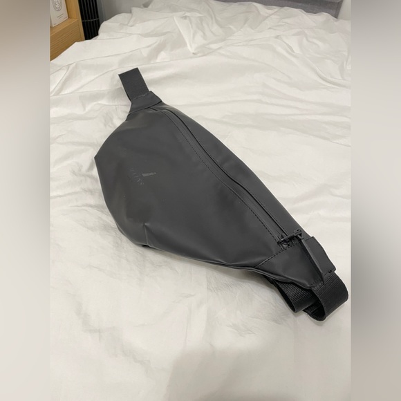 RAINS FANNY PACK - Picture 2 of 6